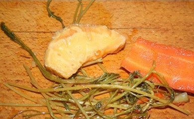 1. Этап. Диетический борщ: 1. В кастрюлю налить воду и опустить туда очищенную морковь, корень сельдерея, веточки петрушки и любые другие травы. Можно также дополнить бульон очищенной луковицей и лавровым листом.