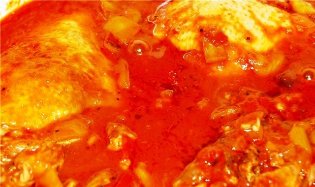 1. Этап. Чирке-паприкаш: Перемешиваем и добавляем в кастрюлю столько жидкости, чтобы она покрывала мясо приблизительно на 2/3.