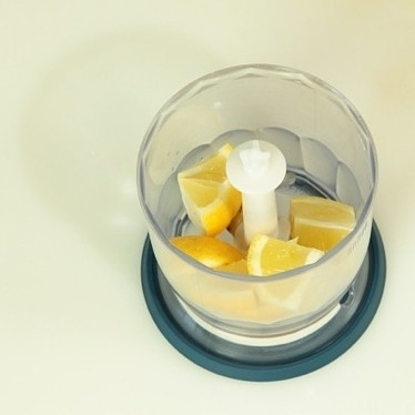 1. Этап. Баранина с мятой: Лимон разрежьте на дольки, очистите от косточек и измельчите в блендере.