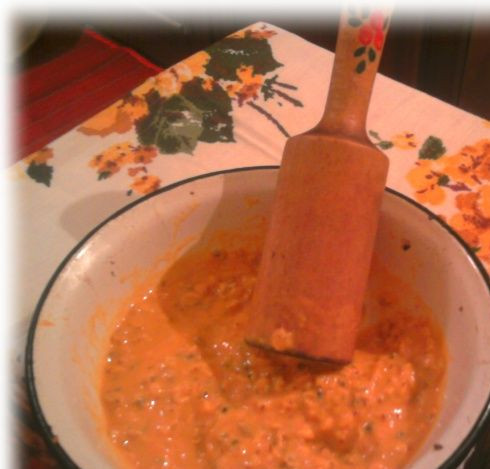 1. Этап. Варенье из облепихи без сахара: 2. Я обычно растираю ягоды деревянной толкушкой.