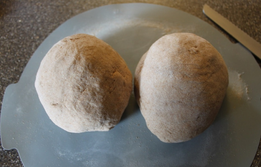 1. Этап. Хлеб из цельной пшеницы: 2. У нас остался стакан муки. Если тесто не липнет к стенкам миски, то муку больше добавлять не надо. Если липнет, то добавляйте по чуть-чуть, продолжая помешивать. Не превышайте лимит в 7 стаканов. Готовое тесто накройте полотенцем и оставьте на 40 минут. Затем разомните его и разделите на две части.