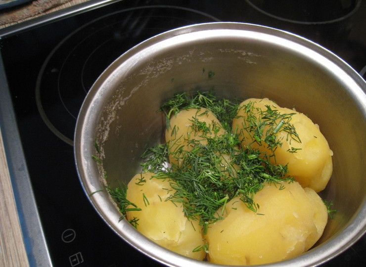 1. Этап. Селедка с картошкой: Во время варки картофель варим. Затем сливаем воду, добавляем сливочное масло и мелко нарубленный укроп.