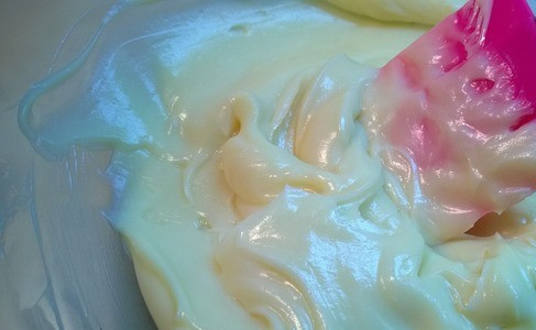 1. Этап. Чизкейк без выпечки из печенья: Вливаем желатин, кладем ваниль и перемешиваем до однородности.