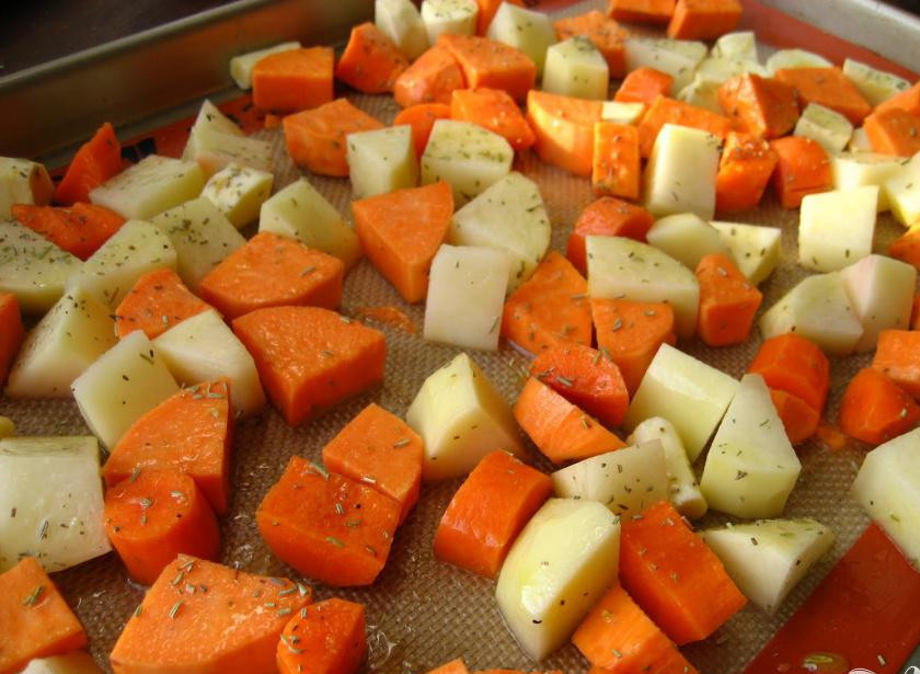 1. Этап. Классический овощной бульон: 2. Лук, морковку, картофель порежьте небольшими кубиками. Капусту посеките не очень мелко.