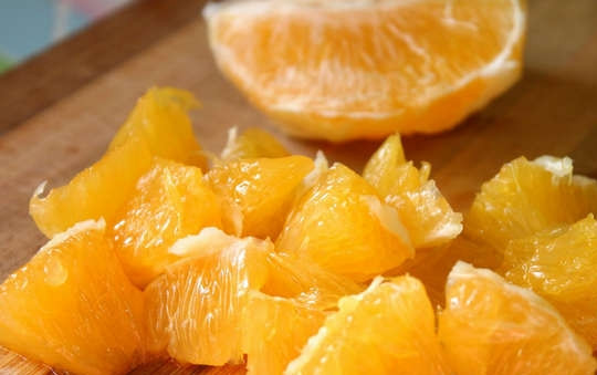 1. Этап. Крабовый салат с апельсинами: 4. Очистите апельсин, нарежьте небольшими кусочками, аккуратно очистив от пленок и перегородочек.