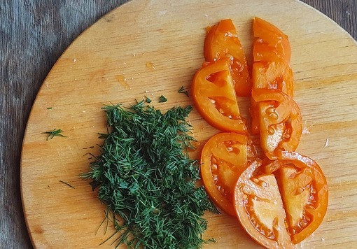 1. Этап. Тортилья с яйцами, сыром и помидорами: Помидор и укроп помыть. Помидор нарезать кружочками, которые разрезать пополам. Укроп мелко нарезать.