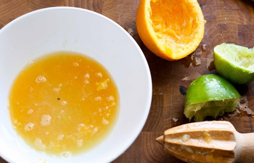 1. Этап. Салат из дыни и арбуза: Для начала в удобную глубокую миску выдавливаем сок половины апельсина и сок целого лайма. Смело смешиваем соки.