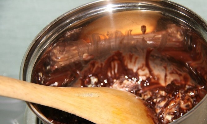 1. Этап. Рецепт воздушных пончиков: 9. Пончики можно обвалять в сахарной пудре или приготовить шоколадную глазурь, например. Для этого необходимо растопить сливочное масло с шоколадом и ложкой молока или сливок. Обмакните пончик в глазурь, дайте ей чуть подсохнуть — и можно пробовать, что получилось!