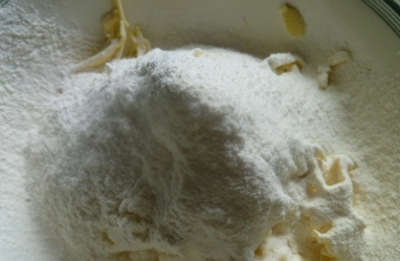 1. Этап. Печенье желейное: 2. Муку просеиваю и смешиваю с содой, добавляю к маслу. Перетираю руками в крошку.