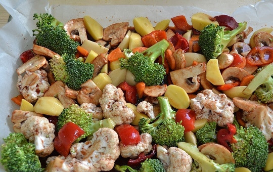 1. Этап. Овощи с гранатовым соусом: 11. Выложите овощи в жаропрочную форму, застеленную пергаментом. Масло добавлять в данном случае я не буду. Отправляем форму в разогретую до 190 градусов духовку, прикрыв фольгой.