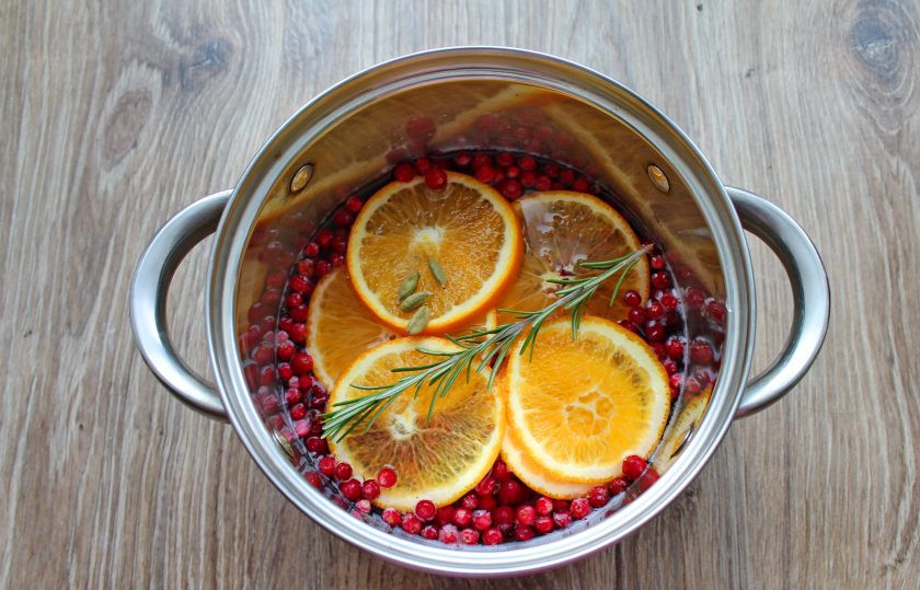 1. Этап. Брусничный глинтвейн: Добавьте в будущий напиток веточку свежего розмарина.