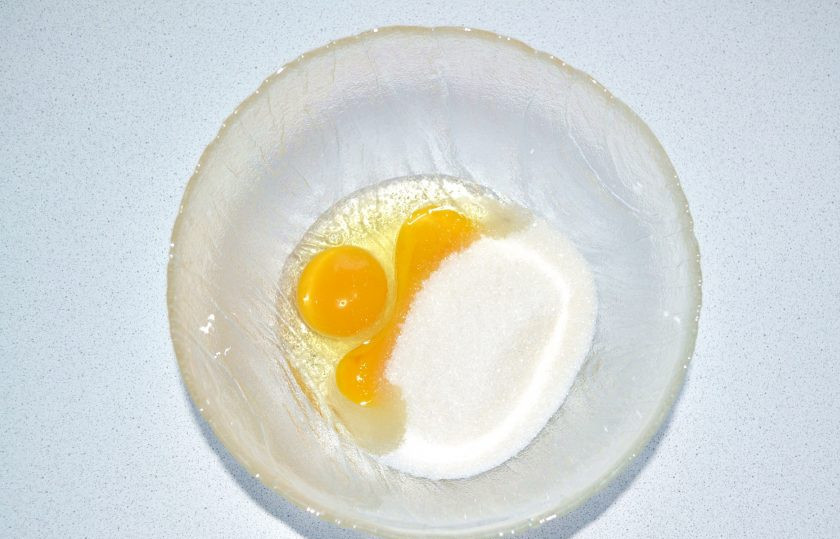 1. Этап. Шоколадный бисквит на кефире: Яйца соедините с сахаром и взбейте.