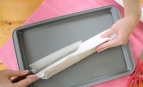 1. Этап. Печенье-валентинки: 3. Затем тыльной стороной ножа на одной из поверхности делаем углубление. Это - ямочка нашего сердечка.