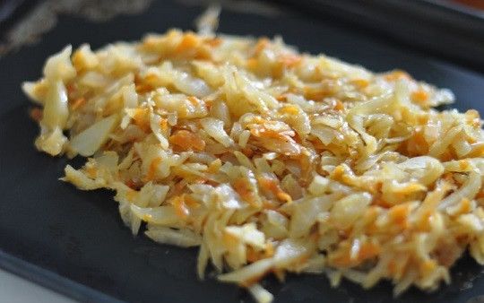 1. Этап. Пирог с капустой и картошкой: 2. Возьмите жаропрочную форму и выложите капусту в качестве основы нашего поросенка. Сначала сформируйте овал, а затем выложите горкой оставшуюся капусту.