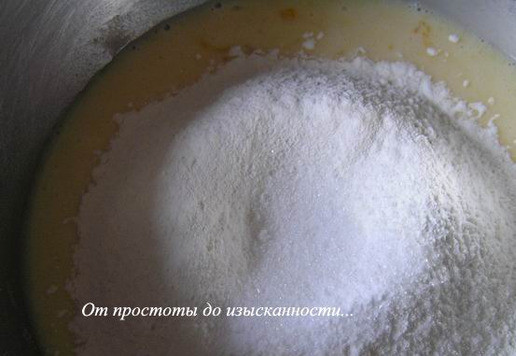 1. Этап. Рулет на сгущёнке с миндалём: Всыпьте муку с содой.