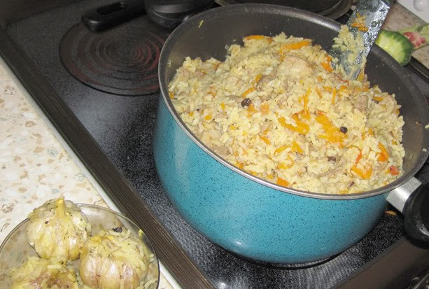 1. Этап. Плов из баранины с помидорами: Когда блюдо будет готово, мы извлекаем из него головки чеснока и перемешиваем все.