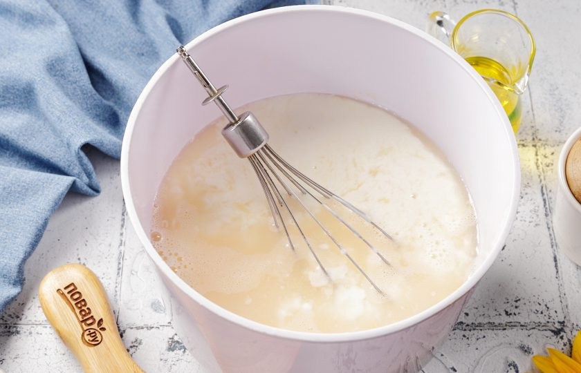 1. Этап. Блинчики на кефире: Добавьте кефир, воду и соду. Перемешайте.