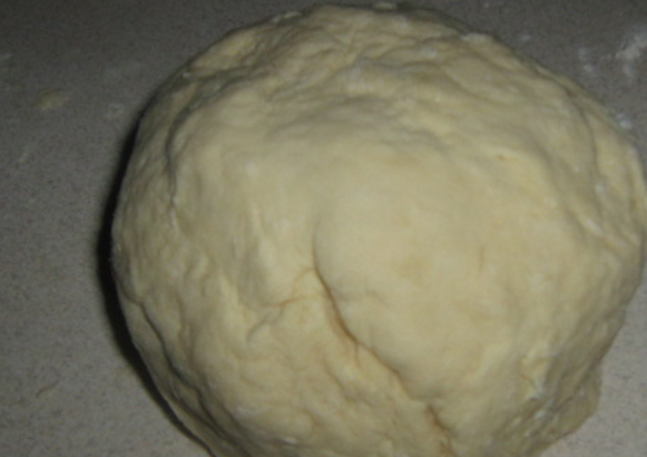 1. Этап. Тесто для пирога с рыбой: Приготовленное тесто скатываем в шар, накрываем пленкой и убираем в холодильник на 4 часа.