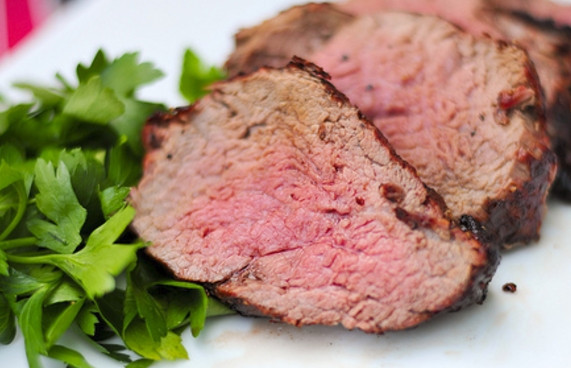 1. Этап. Ростбиф на гриле: Тем, кто любит мясо на гриле, нужно иметь градусник для мяса. Наш ростбиф будет готов, когда температура внутри кусочка будет около 130 градусов. Это будет мясо средней прожарки. Для хорошей прожарки нужна внутрення температура 140 градусов.