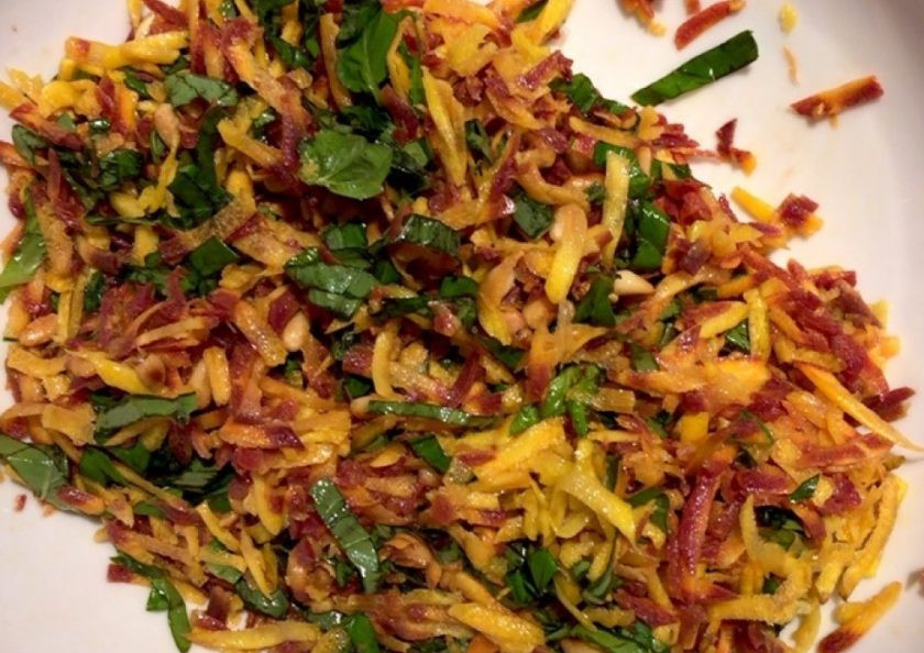 1. Этап. Салат с морковью и кедровыми орешками: 10. Перемешайте салат и сразу же подавайте его.