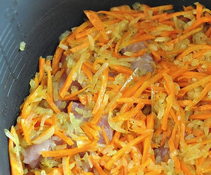 1. Этап. Плов с мясом в мультиварке: Выложим овощи.