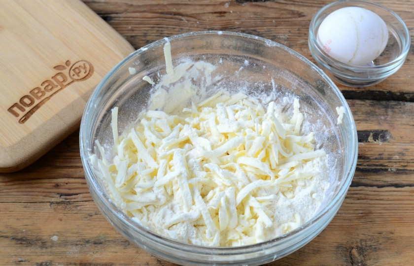 1. Этап. Мокко овальчики: Смешайте муку, сахар или сахарную пудру и ванильный сахар. Постоянно обмакивая в этой смеси подмороженное масло, натрите его на крупной терке, а затем смешайте со смесью муки с сахаром и перетрите в крошку. Действовать следует как можно быстрее, чтобы масло не успело растаять.