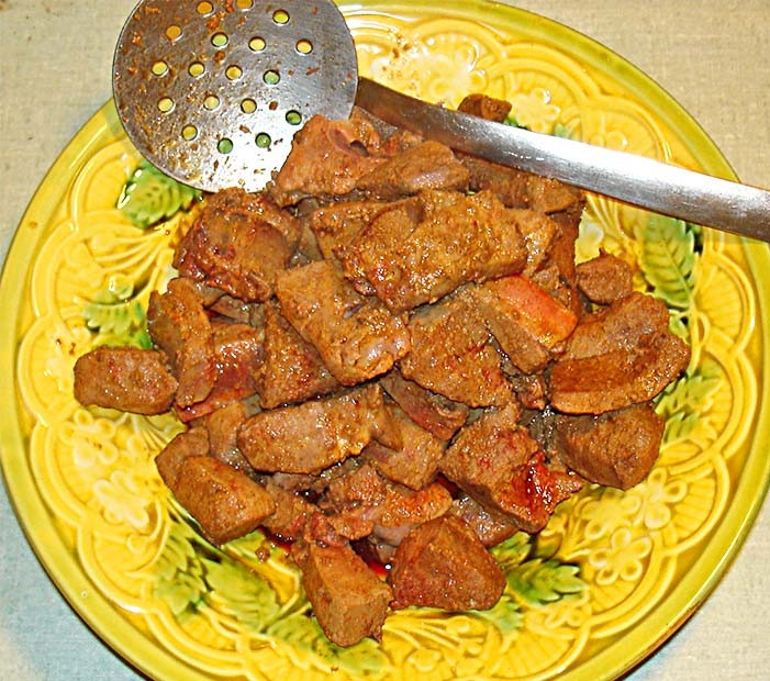 1. Этап. Печень по-деревенски: Вынимаем из сковороды шумовкой, накрываем крышкой и отставляем в сторону.