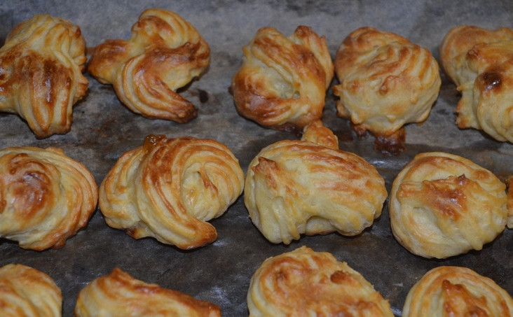 1. Этап. Торт Крокембуш из профитролей: Выпекаем профитроли в духовке 10 минут. Наполняем их кремом из взбитой сгущенки с маслом.