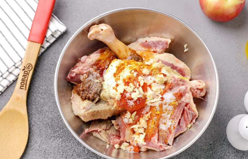 1. Этап. Гусь с яблоками и апельсинами в духовке: Добавьте майонез, горчицу, аджику, соевый соус, давленный чеснок, растительное масло, соль и специи по вкусу.