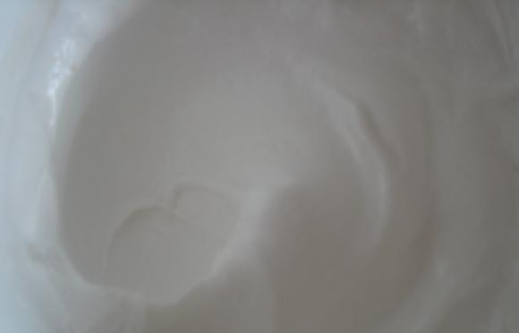 1. Этап. Гоголь-моголь на пасху: Хорошенько взбиваем до образования густой пены, затем добавляем сок лимона. Продолжаем взбивать.