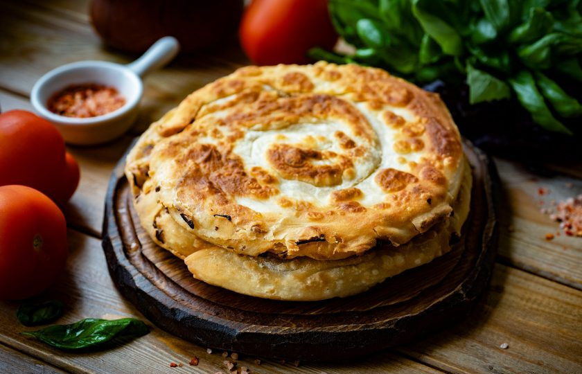 1. Этап. Слоеные лепешки с луком на сковороде: Получилось две слоеные лепешки с луком, подавайте их сразу же к столу.