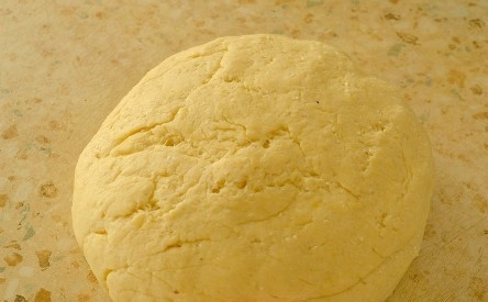 1. Этап. Творожные улитки: Добавляем соду и щепотку соли, замешиваем тесто. Оно должно получиться мягким. Отправим тесто на минут 10 в морозилку.