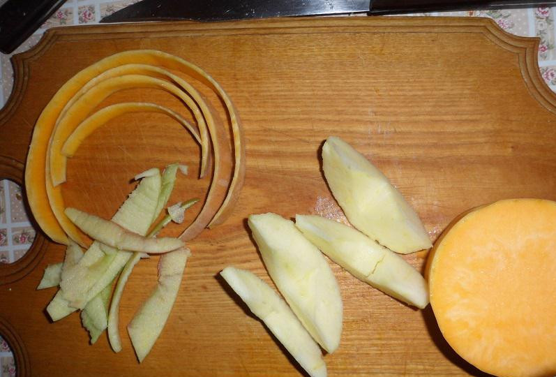 1. Этап. Пюре из яблок и тыквы: 1. В тыкве содержится масса микроэлментов и витаминов, а также клетчатка. Этот овощ полезен для прикорма малышей, а яблоко сделает вкус пюре еще более ароматным. Чистим тыкву и яблоки.