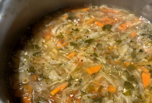 1. Этап. Бордовые щи: Значит, сварили щи. Недосмотрел я. Из свежей (бррр) капусты. Мне лично такие щи не нравятся ну ни разу. От слова «никогда». Почему? Наверное, отрыжка армейской юности. Нет, армейские щи, которые варили из свежей капусты военные повара с домашними, конечно, не сравнить. Там ведь какой рецепт был? Сначала варился сильно слегка мясной бульон. На костях. На этих костях, конечно, было немного жил и даже фрагменты мяса встречались. Потом эти мослы из котла убирали. Ну и то мясное, что с этих мослов, не счищалось-съедалось поварами, гостями поваров и кухонным нарядом (именно в этом порядке был допуск к мослам) уже могло в котел вполне и попасть. Ну, если вдруг кто из допущенных чего-то не досмотрел или кто-то из начальства там, руководства на процесс закладки продуктов в котел с варочный цех заглянул. А для обозначения мясного навара в котел бухали комбижир. Сколько? А сколько не жалко было, столько и закладывали. Ну потом всякую там картошку, капусту и иногда даже немного моркови тоже добавляли. Но не сильно много. Так … «в плипорцию». Чтобы и видно было, но и загущать похлёбку сильно никто не стремился. Получалась такая облегченная баланда. Горячее, и ладно! Но это я отвлекся. Домашние щи из свежей капусты, конечно, дело другое. Но психологически все-равно …, в общем, не люблю я их. Хоть и сварены хорошо и продукты качественные и всякое такое.