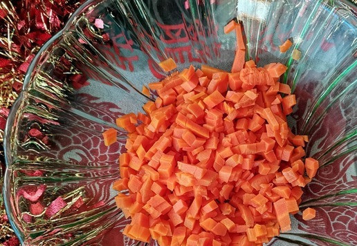 1. Этап. Салат Зимний сон: Морковь отварить, остудить и очистить. Нарезать мелкими кубиками: морковь,