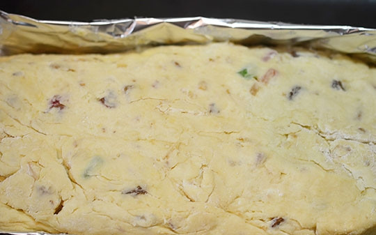 1. Этап. Традиционный рождественский штоллен: Сделайте из фольги высокие бортики, уложите туда штоллен.