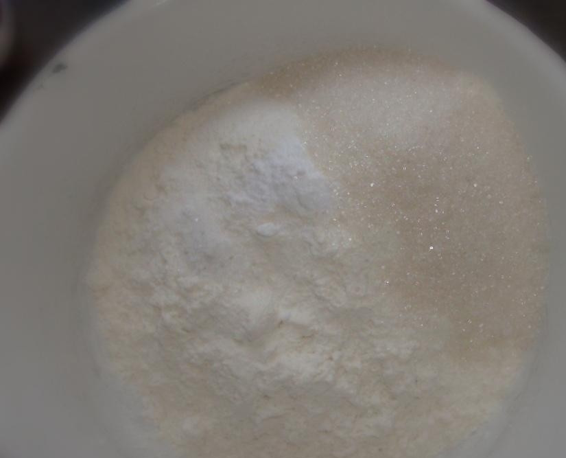 1. Этап. Оладьи на скорую руку: Муку засыпаем в глубокую миску, сверху засыпаем соду, сахар и соль.