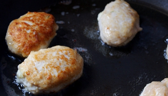 1. Этап. Котлеты с начинкой: Затем разогреваем в сковороде растительное масло, убавляем огонь до слабого и начинаем обжаривать котлеты. Жарим до образования красивой румяной корочки со всех сторон.