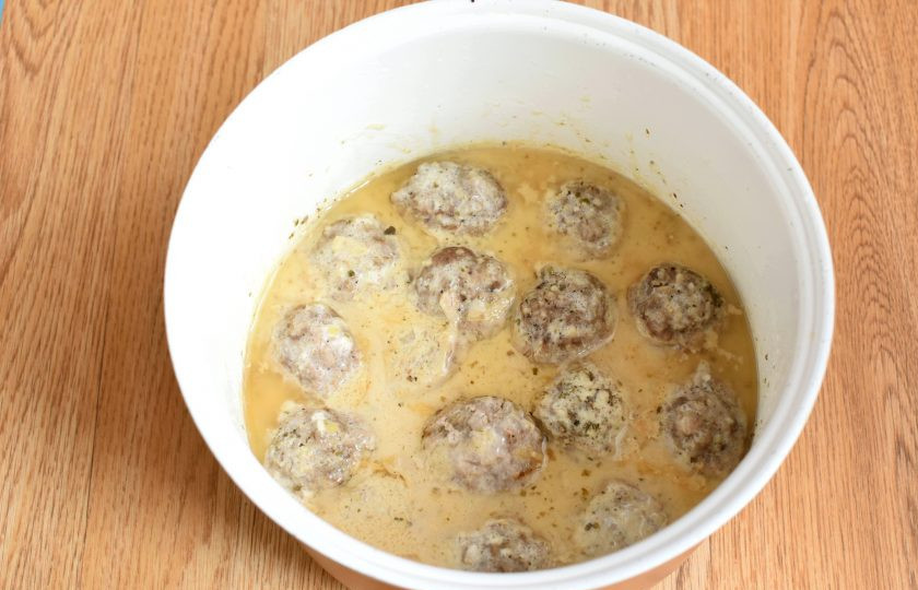 1. Этап. Тефтели в сметанном соусе в мультиварке: Затем переведите мультиварку в режим сохранения тепла на 10 минут. Это придаст соусу приятную бархатистость.