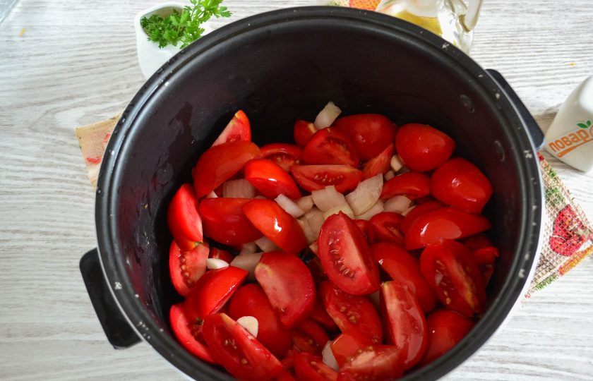 1. Этап. Томатная паста в мультиварке: В чашу мультиварки выложите помидоры, лук и чеснок, добавьте 1 ст.л. растительного масла и соль по вкусу. Если помидоры слишком кислые, можно добавить немного сахара. Выставьте программу 