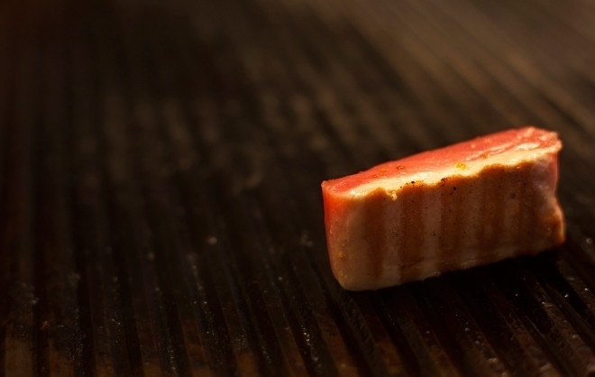 1. Этап. Салат со свежим тунцом: Обжарьте на сковороде (желательно на сковороде-гриль, но и обычная подойдет).