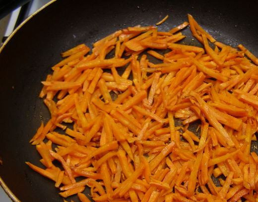 1. Этап. Салат Обжоркa с говядиной: В отдельной сковороде обжариваем на растительном масле морковь. Помешивая, жарим 7-10 минут.