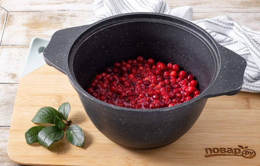 1. Этап. Сушеная брусника: Затем на медленном огне доведите до кипения и прогрейте 10 минут.