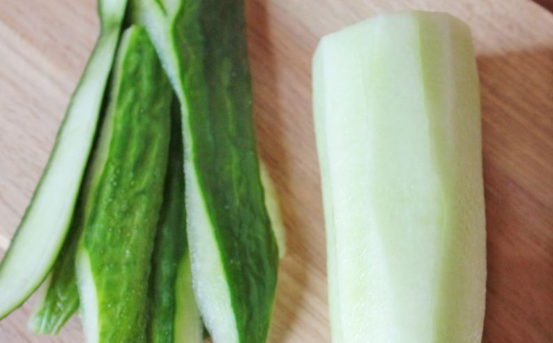 1. Этап. Соус к греческому салату: Огурцы вымойте под проточной водой и обсушите бумажными полотенцами. Очистите плоды от кожицы острым ножом или же специальной овощечисткой.