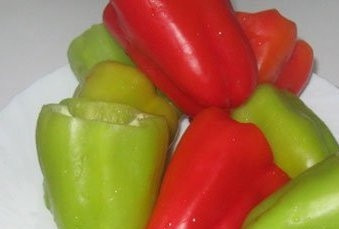 1. Этап. Болгарский перец с морковью: Перцы чистим от семечек.