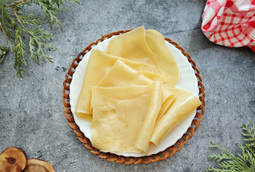 1. Этап. Мясная лазанья с грибами и соусом Бешамель: Листы лазаньи отварите в кипяченой, соленой воде в течение 30 секунд. Затем достаньте и смажьте растительным маслом, чтобы не слиплись.