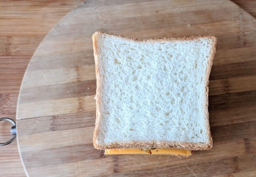 1. Этап. Сэндвич «Патти Мелт» с индейкой: Далее накрываем ломтиком хлеба.