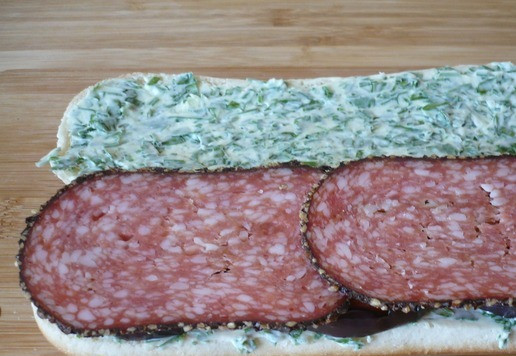 1. Этап. Сэндвичи с плавленым сыром и баклажанами: На ломтики баклажан положите колбасу сервелат с перцем.