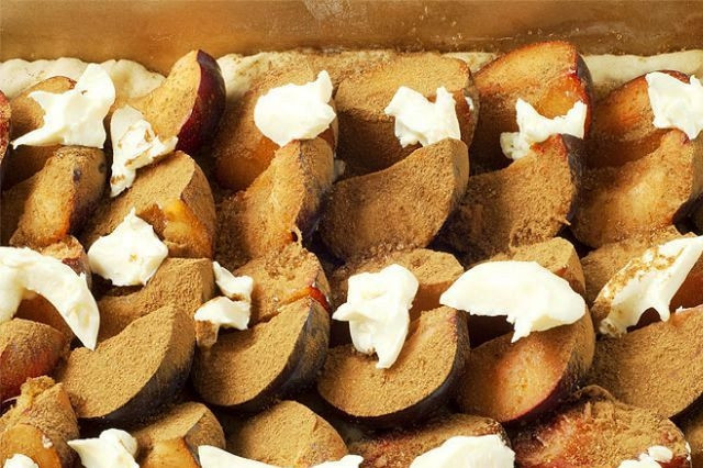 1. Этап. Открытый сливовый пирог: Вот в таком виде пирог ставим в разогретую до 200 градусов духовку. Запекаем около получаса до готовности.