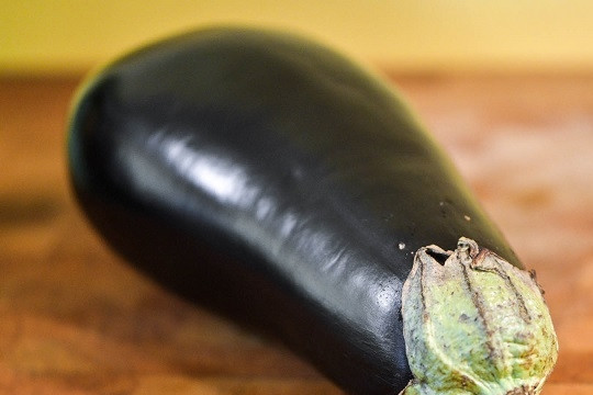 1. Этап. Баклажаны на углях: 1. Первым делом нужно вымыть баклажаны, обсушите их немного и удалите хвостик.